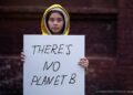 Mädchen hält Schild - Klimawandel