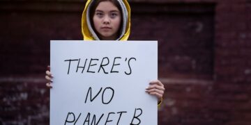 Mädchen hält Schild - Klimawandel